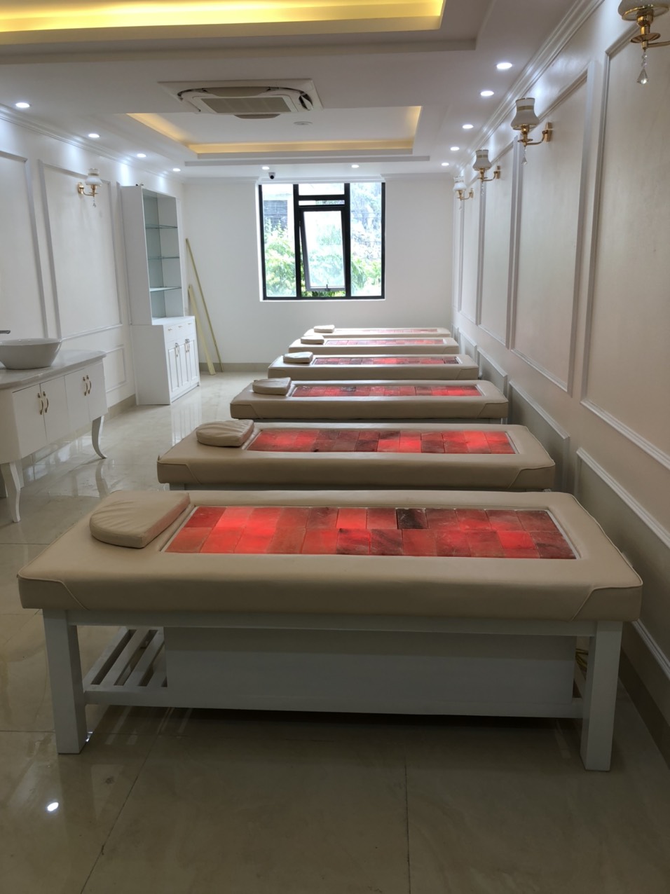 giường matxa đá muối cung cấp tại spa luxury - 68 tân bình - cẩm phả - quảng ninh